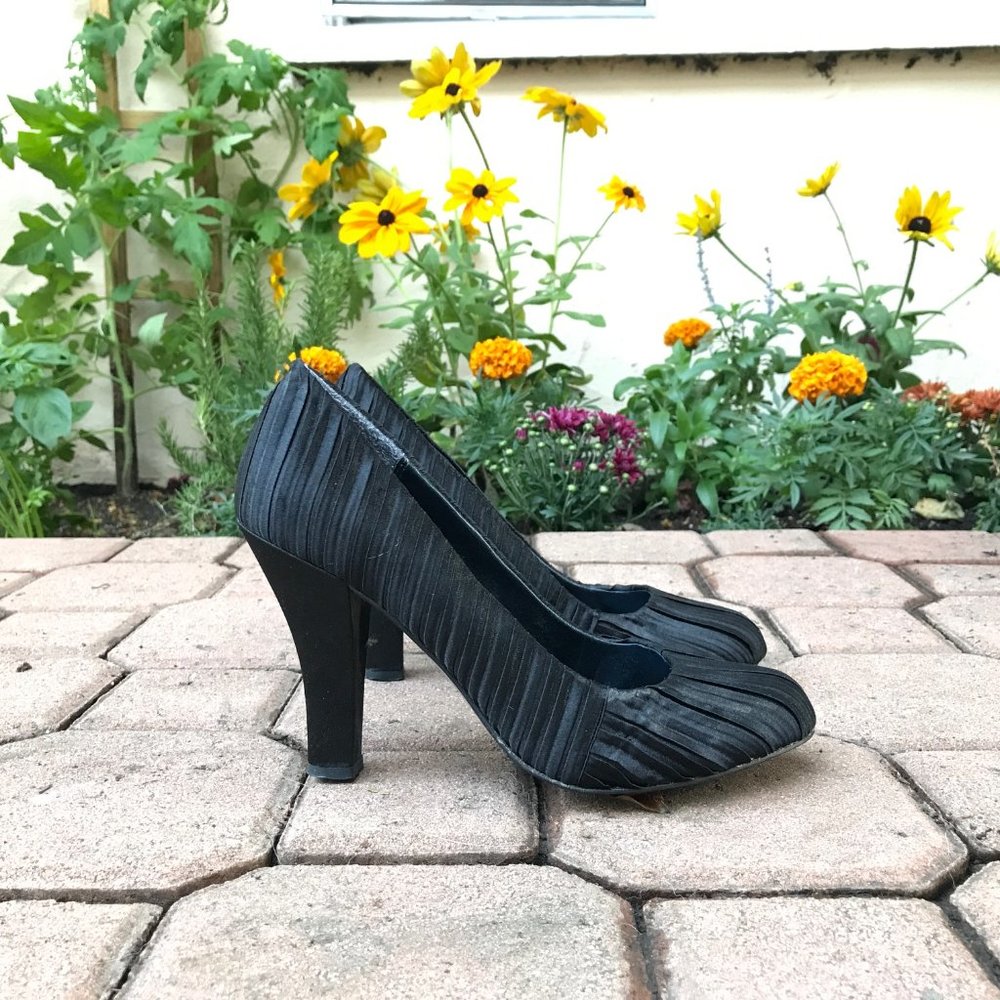 Kenneth Cole Unlisted Black Satin Pumps - Size 7.5